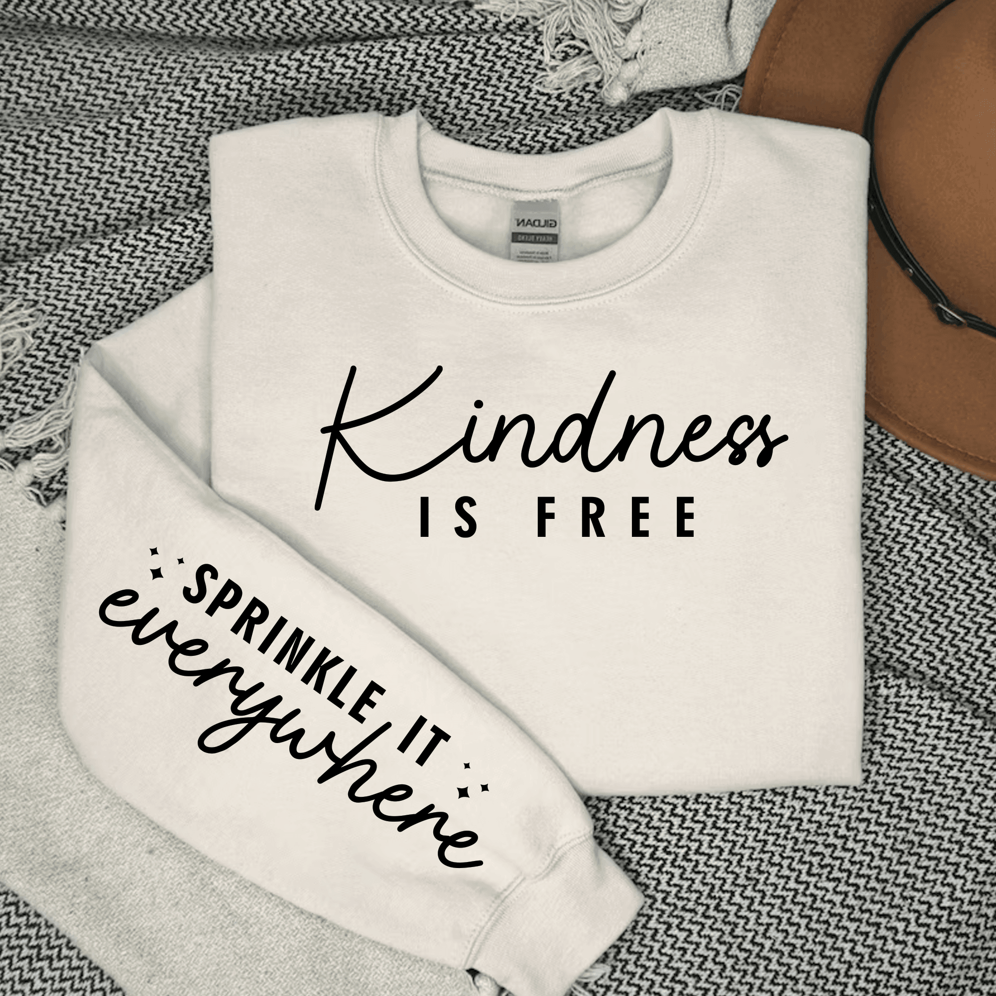 Plotterdatei „Kindness is free – sprinkle it everywhere“ | Ärmel-Design SVG & PNG - Sewando