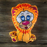 ITH Plüschtier „Löwe Casimir“ | Für 16x26 Rahmen | In-the-Hoop Plushie | Stickdatei | Embroidery Design | alle Formate | Sofort-Download