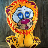 ITH Plüschtier „Löwe Casimir“ | Für 16x26 Rahmen | In-the-Hoop Plushie | Stickdatei | Embroidery Design | alle Formate | Sofort-Download