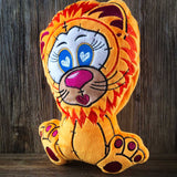 ITH Plüschtier „Löwe Casimir“ | Für 16x26 Rahmen | In-the-Hoop Plushie | Stickdatei | Embroidery Design | alle Formate | Sofort-Download