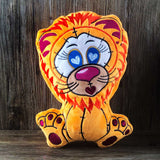 ITH Plüschtier „Löwe Casimir“ | Für 16x26 Rahmen | In-the-Hoop Plushie | Stickdatei | Embroidery Design | alle Formate | Sofort-Download