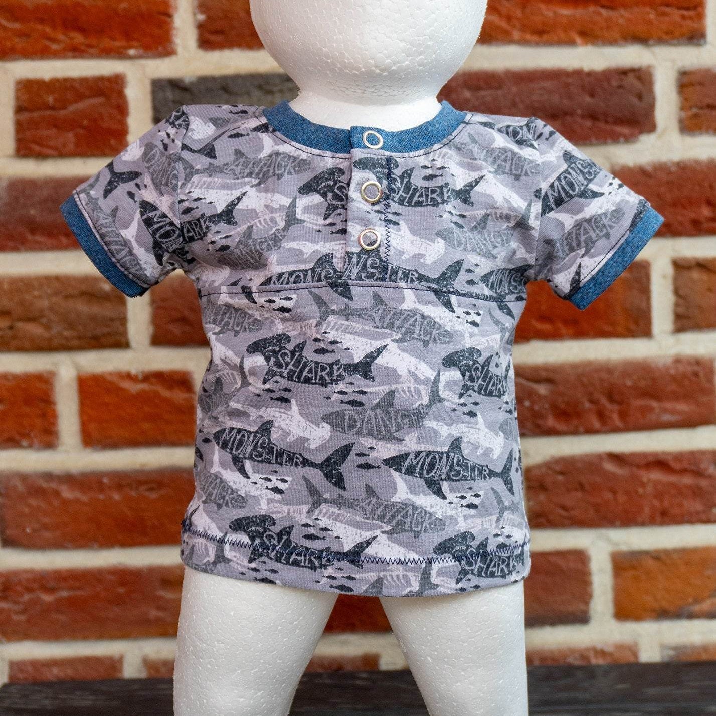 Schnittmuster Linn – Babyshirt oder Kleid mit senkrechter Knopfleiste & Teilung Gr. 56-98 - Sewando