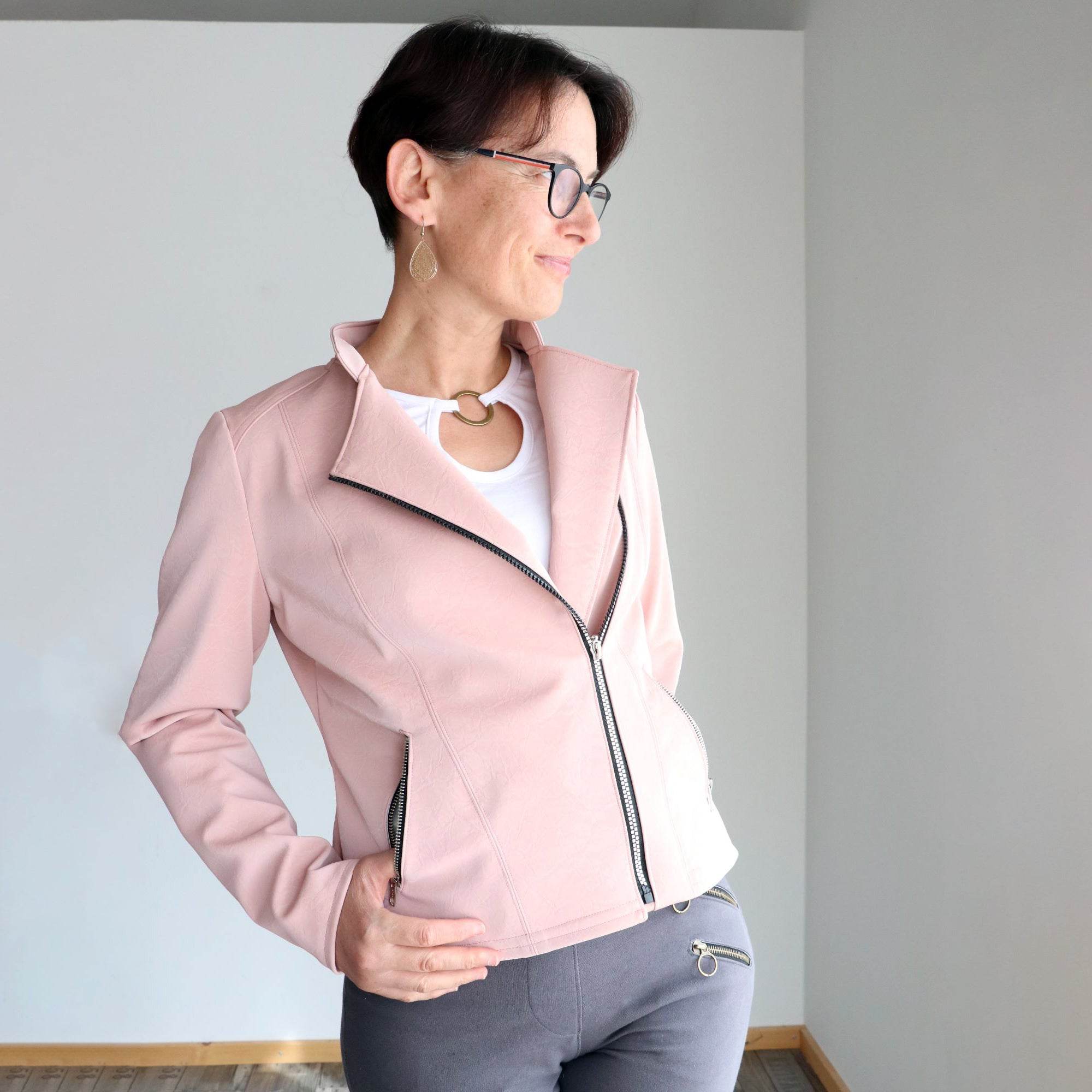 Schnittmuster Jacke BIKER-Lola aus Kunstleder/ Stretch mit optionaler Kapuze Gr. 34-54 - Sewando