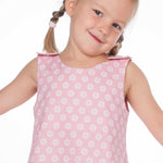 Schnittmuster Mädchenkleid STEFFI Gr. 74 - 152, pinkes Babykleid mit Blumenmuster, fröhliches Mädchen präsentiert das Kleid.