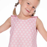 Schnittmuster Mädchenkleid STEFFI Gr. 74 - 152, pinkes Babykleid mit Blumenmuster, fröhliches Mädchen präsentiert das Kleid.