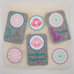 Stickdatei Set Wellness & Yoga ITH Lichtbeutel, Coaster, Mugrugs, Schlüsselanhänger, Wunscherfüller & Einzelmotive - Sewando