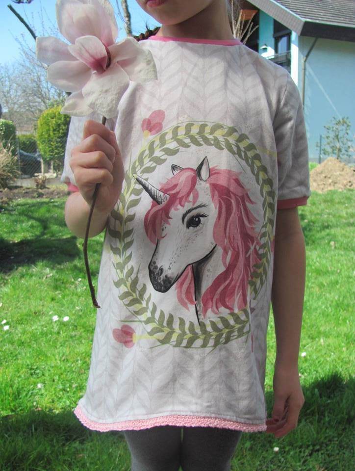 Schnittmuster timtom No.33 Shirt mit Vokuhila-Saum und optionalen Strick- oder Häkeldetails Gr.86-128 - Sewando