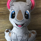 ITH Plüschtier „Nashorn Susi“ | Für 16x26 Rahmen | In-the-Hoop Plushie | Stickdatei | Embroidery Design | alle Formate | Sofort-Download