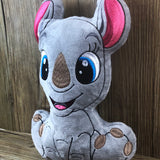 ITH Plüschtier „Nashorn Susi“ | Für 16x26 Rahmen | In-the-Hoop Plushie | Stickdatei | Embroidery Design | alle Formate | Sofort-Download