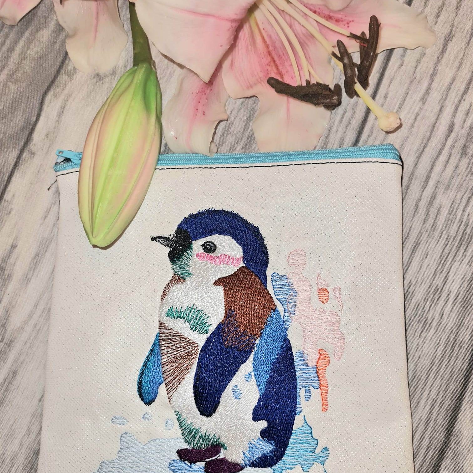 Pinguin Stickdatei – Aquarell-Style für deine Stickmaschine - Sewando