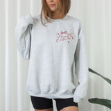 Zweiteilige Plotterdatei Weihnachten – ‚It’s giving Christmas vibes‘ mit Line Art Symbolen wie Mistelzweig, Tasse, Tannenbaum, Lebkuchen & Schleifen. Perfekt für Christmas Sweater & DIY.