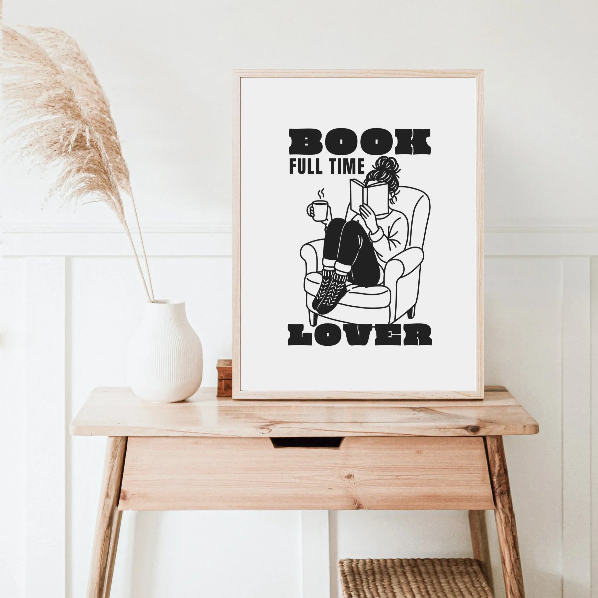 Plotterdatei Book Lover – Frau mit Buch und Tasse in Line Art Illustration, moderner Retro-Schriftzug für Sweater & DIY-Projekte.