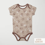 Stoffdesign: Knuddelbande – nahtloses Allover-Muster in braun, beige auf hellbraunem Hintergrund - Sewando