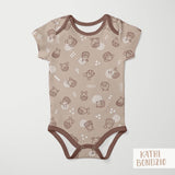 Stoffdesign: Knuddelbande – nahtloses Allover-Muster in braun, beige auf hellbraunem Hintergrund - Sewando