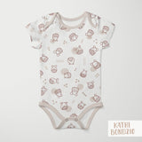 Stoffdesign: Knuddelbande – nahtloses Allover-Muster in braun, beige auf weißem Hintergrund - Sewando