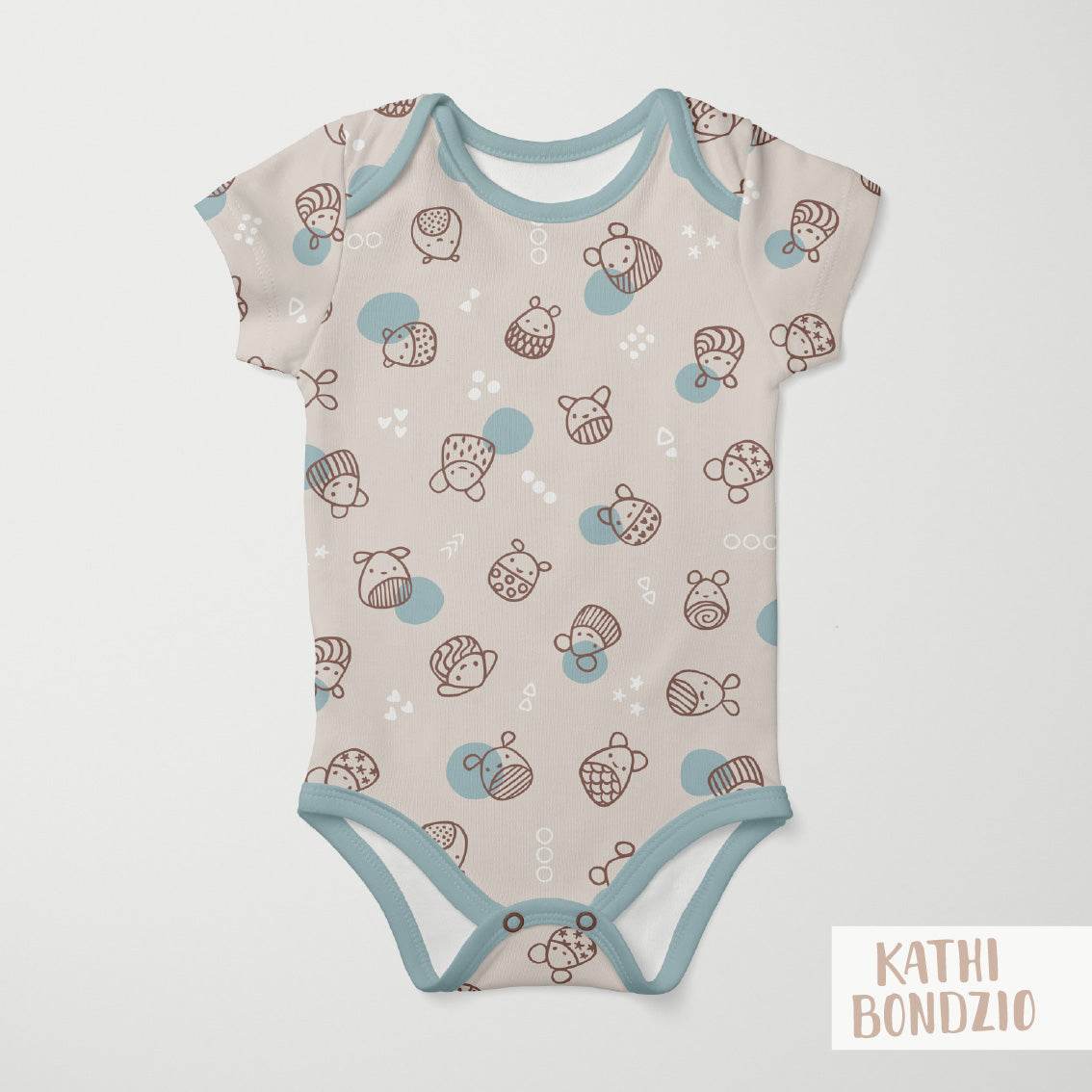 Stoffdesign: Knuddelbande – nahtloses Allover-Muster in braun, weiß, blau auf beigefarbenem Hintergrund - Sewando