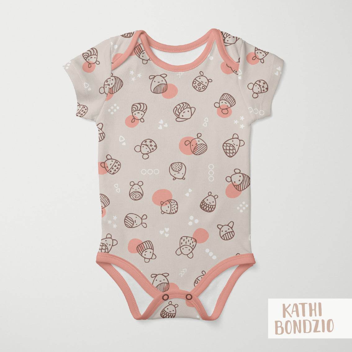 Stoffdesign: Knuddelbande – nahtloses Allover-Muster in braun, weiß, rosa auf beigefarbenem Hintergrund - Sewando