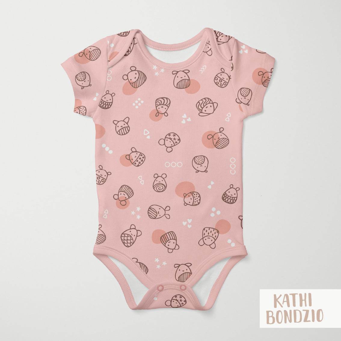 Stoffdesign: Knuddelbande – nahtloses Allover-Muster in braun, weiß, dunkelrosa auf rosa Hintergrund - Sewando