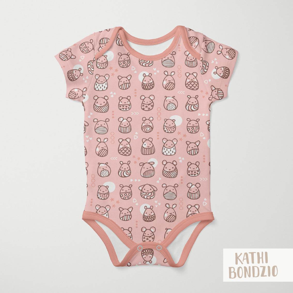 Stoffdesign: Knuddelbande – nahtloses Muster in Reihen in braun, weiß auf rosa Hintergrund - Sewando