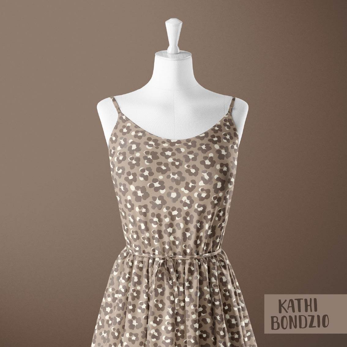 Stoffdesign: nahtloses Leoparden-Print Muster in weiß und braun auf beigefarbenem Hintergrund - Sewando