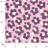 Stoffdesign: nahtloses Leoparden-Print Muster in weiß und lila auf pinkfarbenem Hintergrund - Sewando