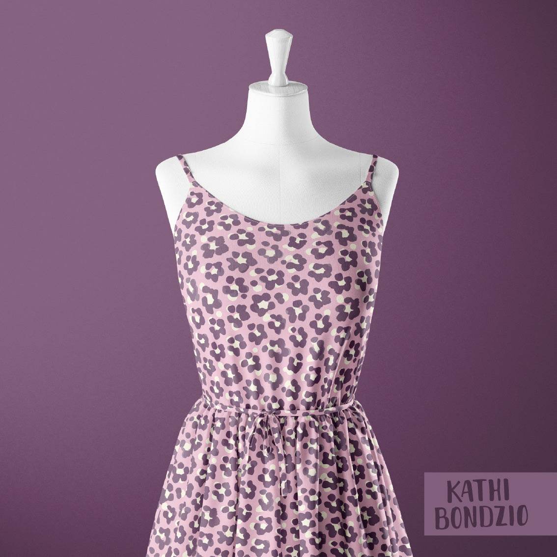 Stoffdesign: nahtloses Leoparden-Print Muster in weiß und lila auf pinkfarbenem Hintergrund - Sewando