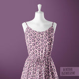 Stoffdesign: nahtloses Leoparden-Print Muster in weiß und lila auf pinkfarbenem Hintergrund - Sewando