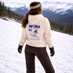 Minimalistischer Backprint mit Schriftzug „In my ski era“ – modernes Ski Plotterdesign für Winter-Shirts und Hoodies. Dezenter Frontprint „In my ski era“ – minimalistische Plotterdatei für Ski- und Winter-Styles