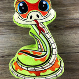 ITH Plüschtier „Schlange Sissi“ | Für 16x26 Rahmen | In-the-Hoop Plushie | Stickdatei | Embroidery Design | alle Formate | Sofort-Download