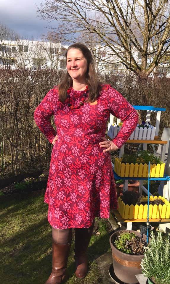 Schnittmuster Kleid mit ausgestelltem Rockteil PETROLINA (32-56) : - Sewando