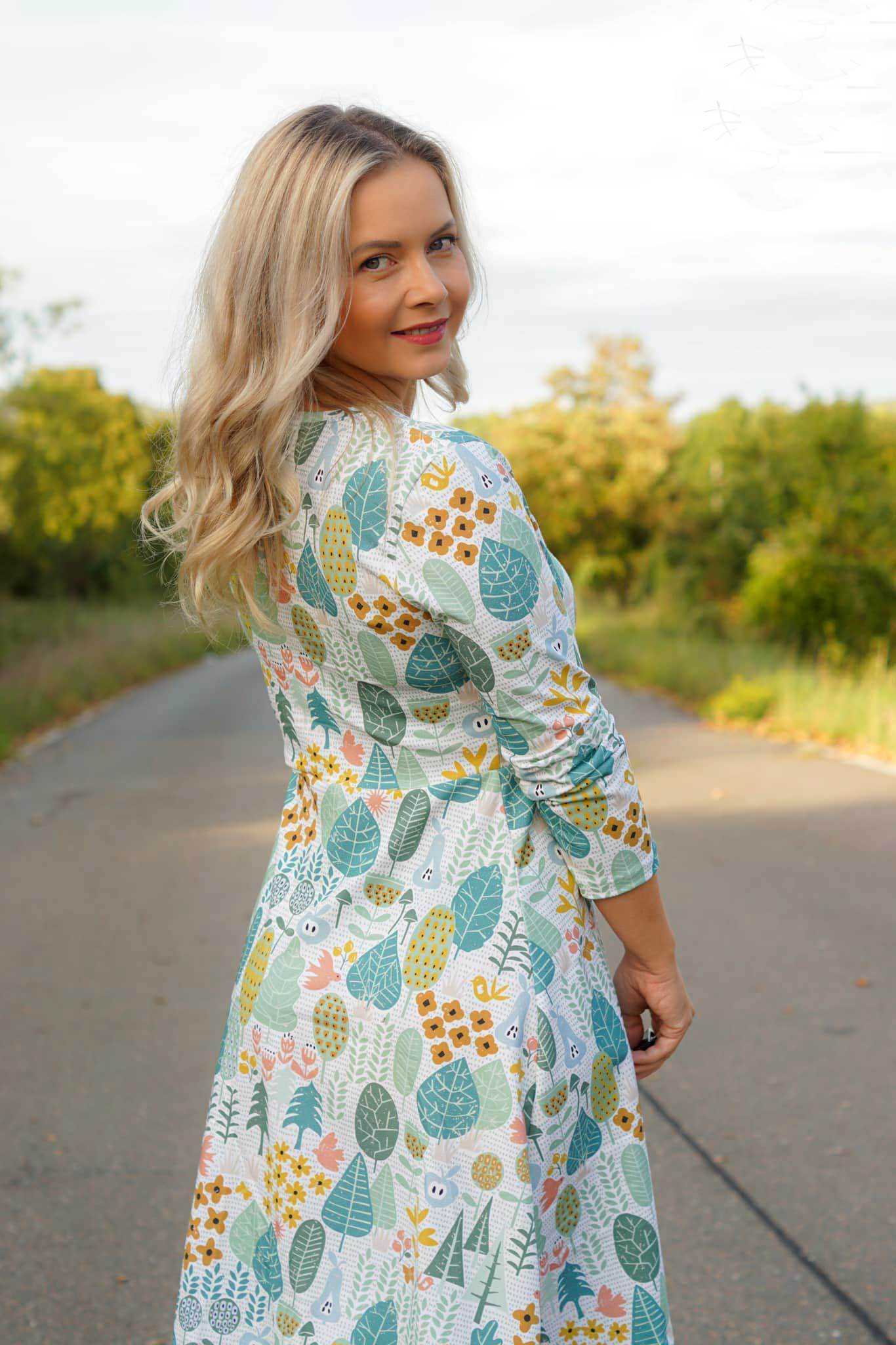 Schnittmuster Kleid mit ausgestelltem Rockteil PETROLINA (32-56) : - Sewando