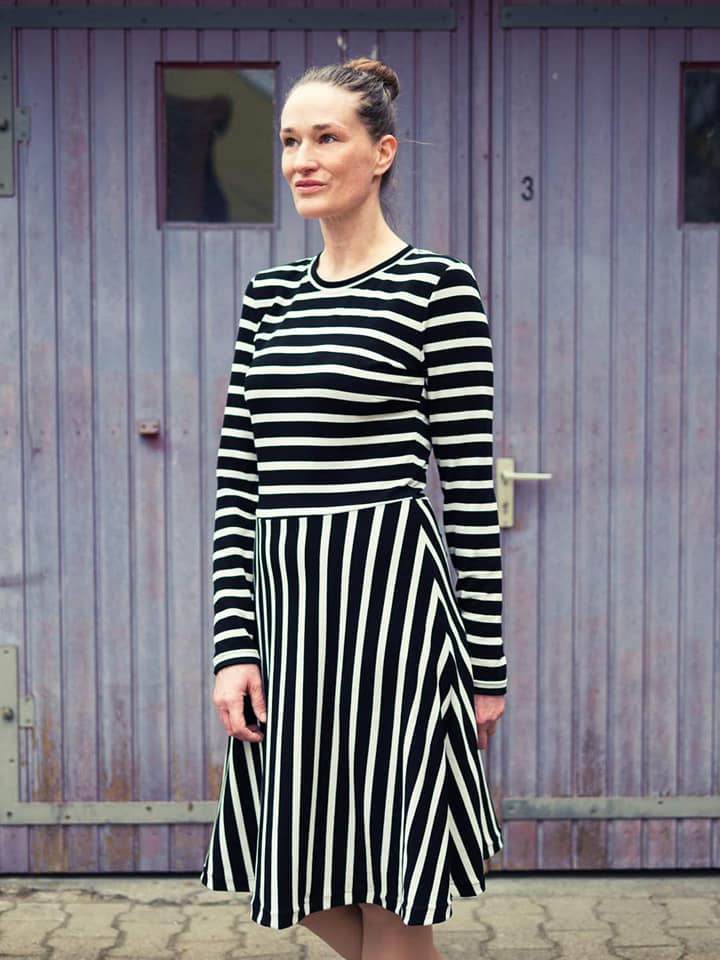 Schnittmuster Kleid mit ausgestelltem Rockteil PETROLINA (32-56) : - Sewando