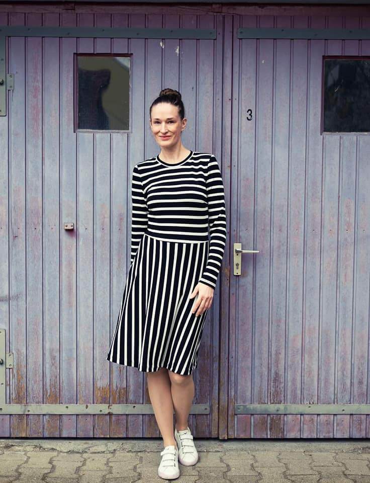 Schnittmuster Kleid mit ausgestelltem Rockteil PETROLINA (32-56) : - Sewando