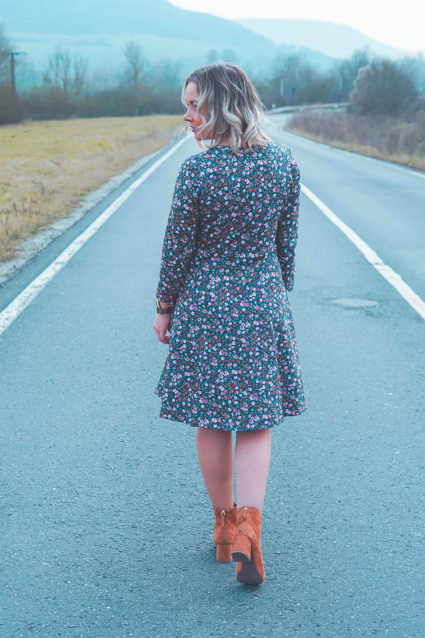 Schnittmuster Kleid mit ausgestelltem Rockteil PETROLINA (32-56) : - Sewando
