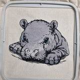 Stickdatei Applikation Nilpferd Hippo "Eugen" - realistisch - FÜR HELLE & DUNKLE STOFFE