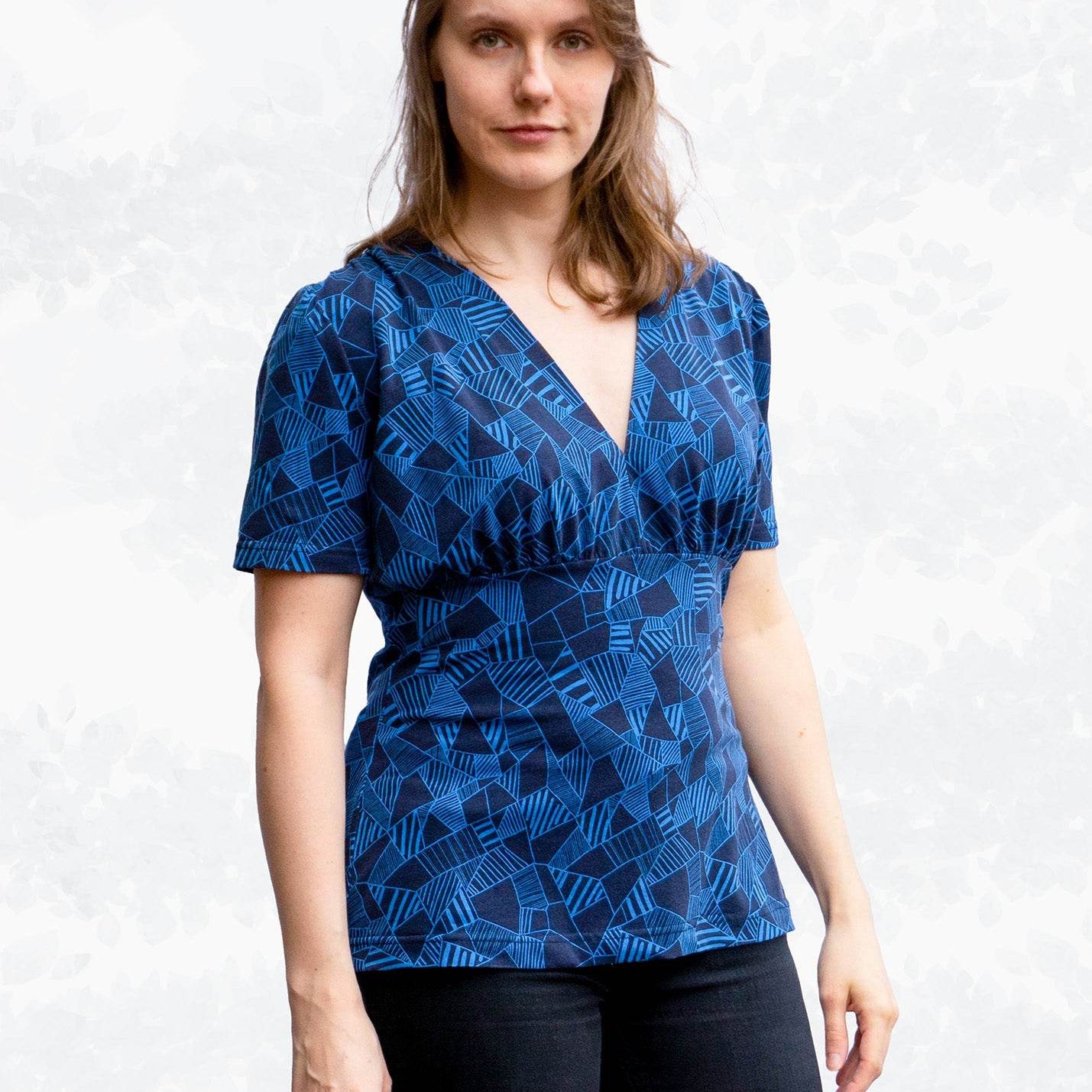 Schnittmuster Selina – Feminines Shirt mit Kräuselungen & V-Ausschnitt Gr. 34-50 / BU 80-116 - Sewando