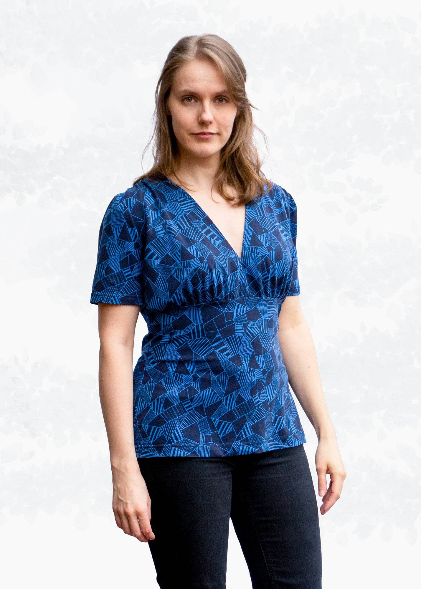 Selina – Feminines Shirt mit Kräuselungen & V-Ausschnitt Gr. 34-50 / BU 80-116 - Sewando