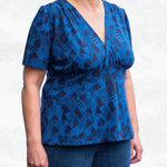 Selina – Feminines Shirt mit Kräuselungen & V-Ausschnitt Gr. 34-50 / BU 80-116 - Sewando