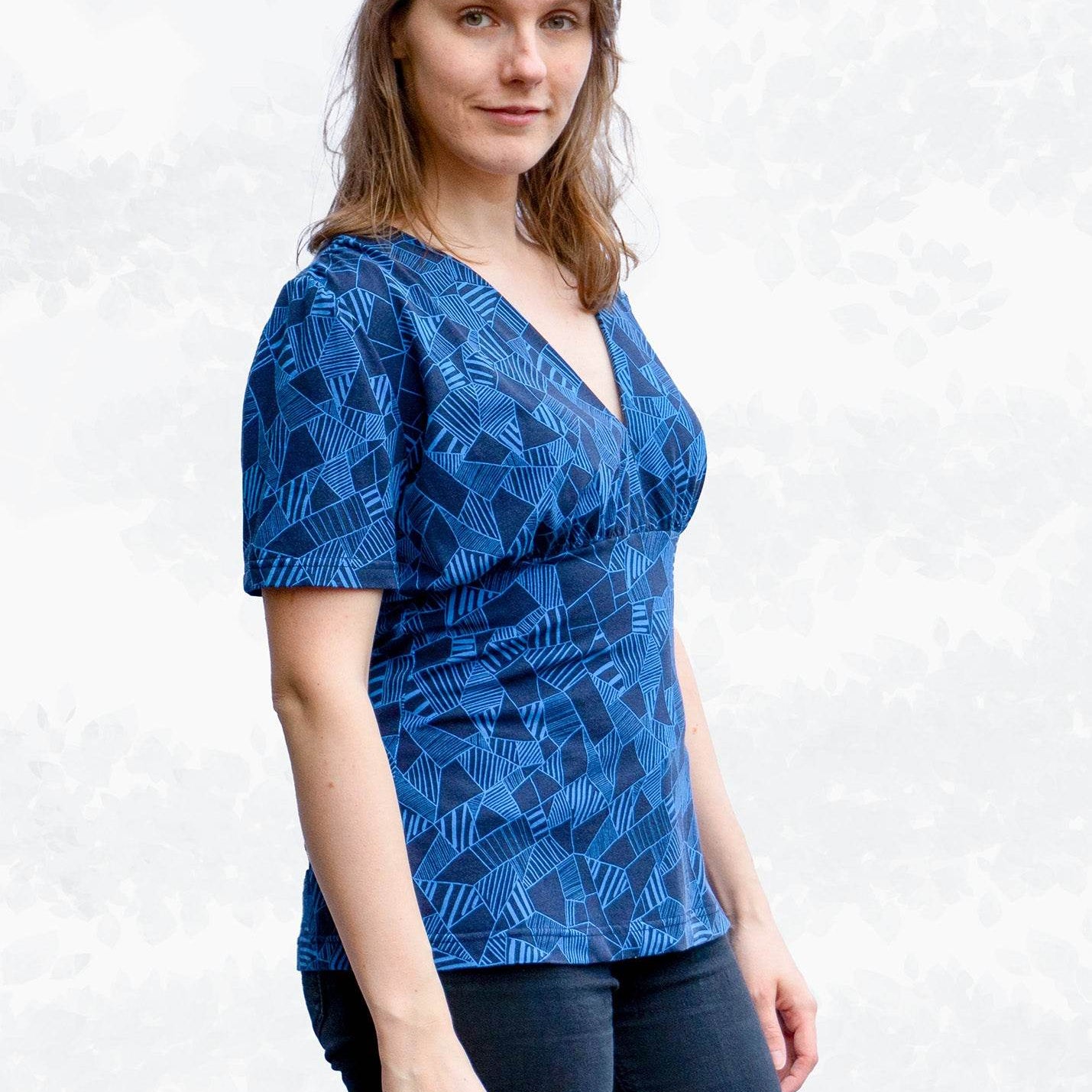 Schnittmuster Selina – Feminines Shirt mit Kräuselungen & V-Ausschnitt Gr. 34-50 / BU 80-116 - Sewando