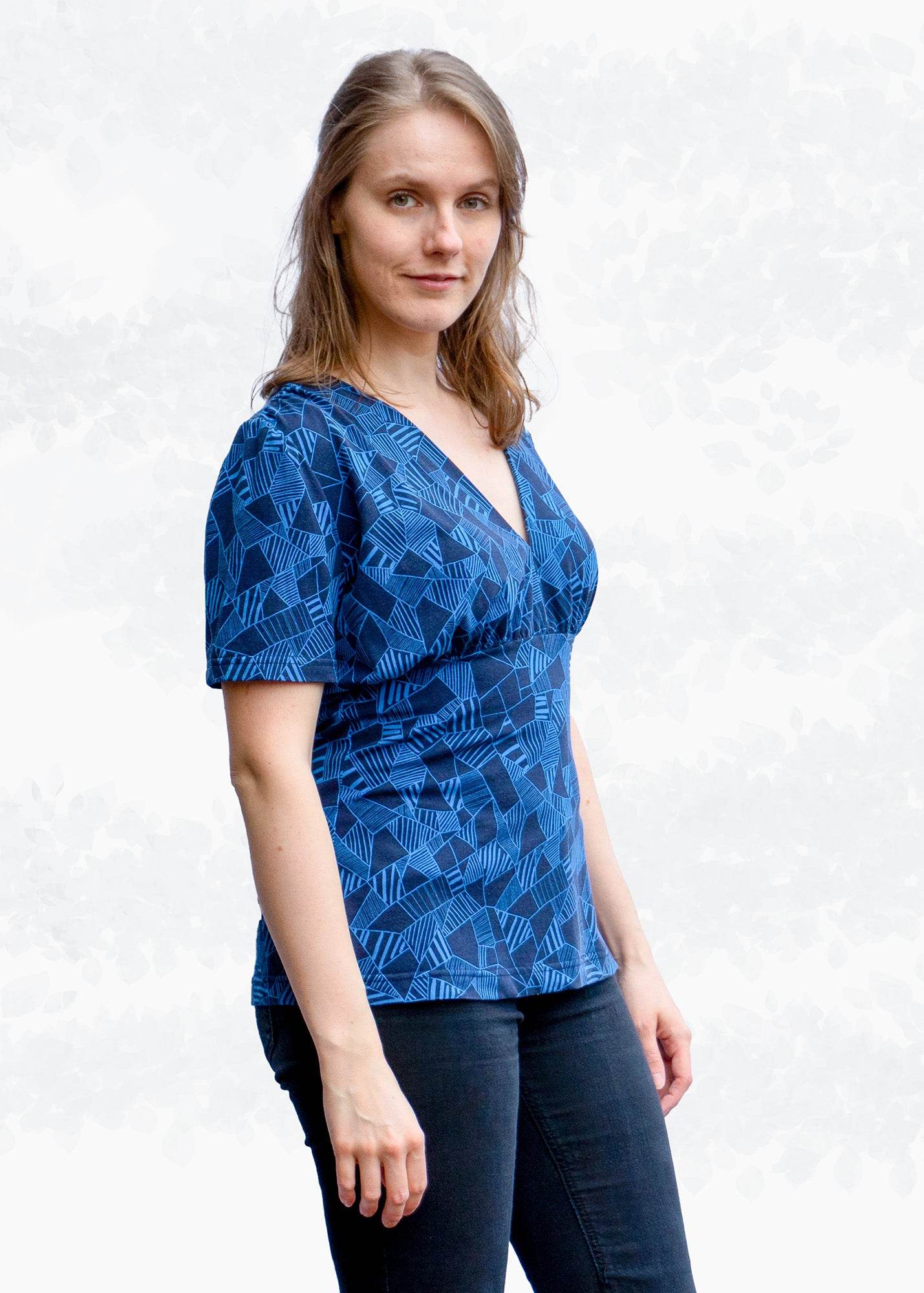 Selina – Feminines Shirt mit Kräuselungen & V-Ausschnitt Gr. 34-50 / BU 80-116 - Sewando