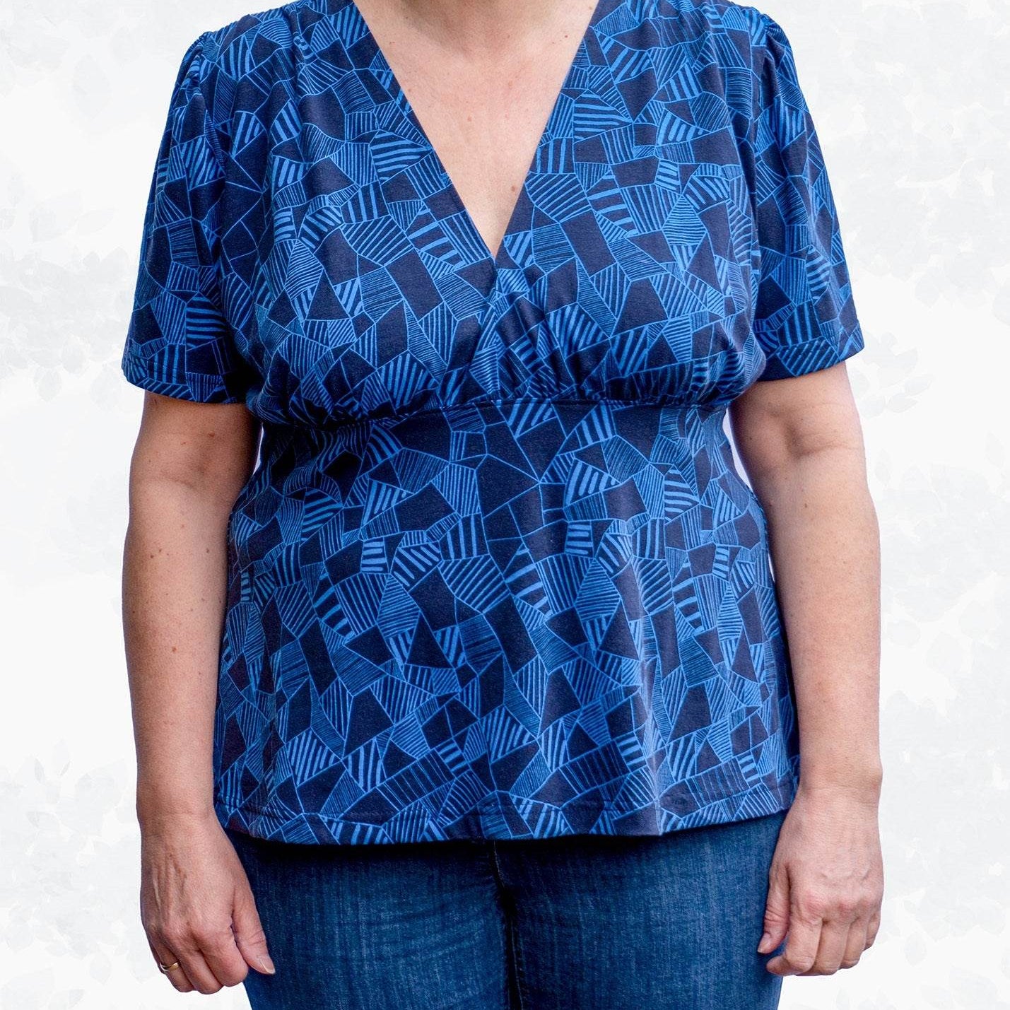 Schnittmuster Selina – Feminines Shirt mit Kräuselungen & V-Ausschnitt Gr. 34-50 / BU 80-116 - Sewando