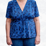 Selina – Feminines Shirt mit Kräuselungen & V-Ausschnitt Gr. 34-50 / BU 80-116 - Sewando