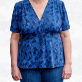 Selina – Feminines Shirt mit Kräuselungen & V-Ausschnitt Gr. 34-50 / BU 80-116 - Sewando