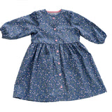 Schnittmuster Kleid MIMI PDF 2-in-1 for girls in blue floral fabric, long sleeves and button-down design.