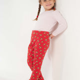 Mädchen in roten Baby Kinder Leggings, die mit dem Schnittmuster Baby Kinder Leggings genäht sind.