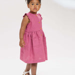 Schnittmuster Kleid MIMI PDF 2-in-1, verspieltes Mädchenkleid in Rosa mit Taschen und Knöpfen.