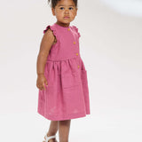 Schnittmuster Kleid MIMI PDF 2-in-1, verspieltes Mädchenkleid in Rosa mit Taschen und Knöpfen.