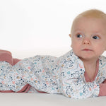 Schnittmuster Strampler LISA Modell: Baby in einem bunten Strampler mit Blumenmotiven, bequemer Schlafanzug.