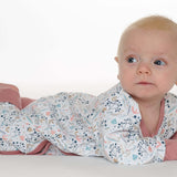 Schnittmuster Strampler LISA Modell: Baby in einem bunten Strampler mit Blumenmotiven, bequemer Schlafanzug.