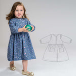 Schnittmuster Kleid MIMI PDF 2-in-1: Mädchen in Blumen-Kleid mit grüner Kugel und Schnittmusterzeichnung.